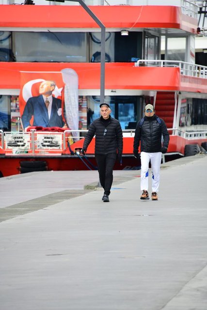 İŞ DÜNYASININ TANINMIŞ SİMALARINDAN HALUK DİNÇER BİR ARKADAŞIYLA BEBEK'TE YÜRÜYÜŞ YAPTI.