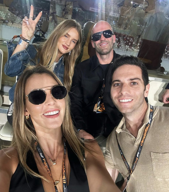 ASLIŞAH ALKOÇLAR VE EŞİ KAAN DEMİRAĞ ÇİFTİ FORMULA 1 YARIŞLARINDA JASON STATHAM VE ROSIE ile bir araya geldi.