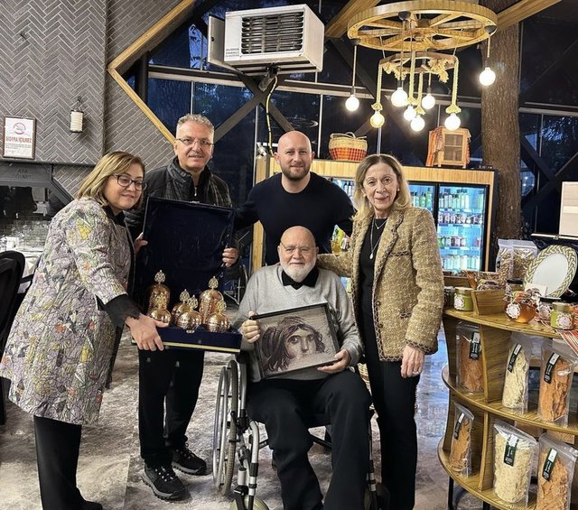 İŞ İNSANI NURİ DEVELİ VE BABASI ARİF DEVELİ'YE GEZİLERİNDE GAZİANTEP BÜYÜKŞEHİR BELEDİYE BAŞKANI FATMA ŞAHİN DE EŞLİK ETTİ.