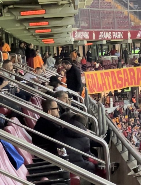 İŞ İNSANI ALİ SABANCI SOSYAL HAYATINA GERİ DÖNEREK STATTA MAÇ SEYRETTİ.