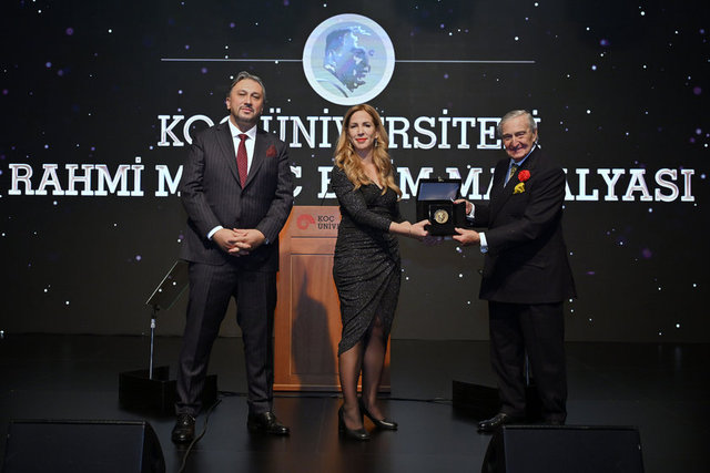 PROF. DR. AYŞE ZARAKOL, KOÇ ÜNİVERSİTESİ RAHMİ M. KOÇ BİLİM MADALYASI ÖDÜLÜNÜ RAHMİ KOÇ'UN ELİNDEN ALDI.