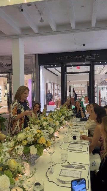 CAROLINE KOÇ MIAMI'DEKİ MAĞAZASINDA DOSTLARINA DAVET VERDİ.