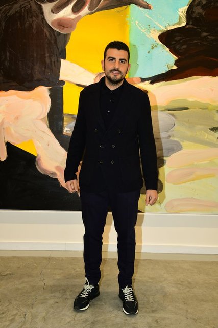 CENK ÖZTANIK SERGİDE ESERLER HAKKINDA BİLGİ ALDI.