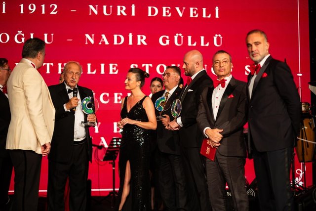 HÜSNÜ ÖZYEĞİN GECEDE KONUŞMA YAPARAK ÖDÜLLERİ DAĞITTI