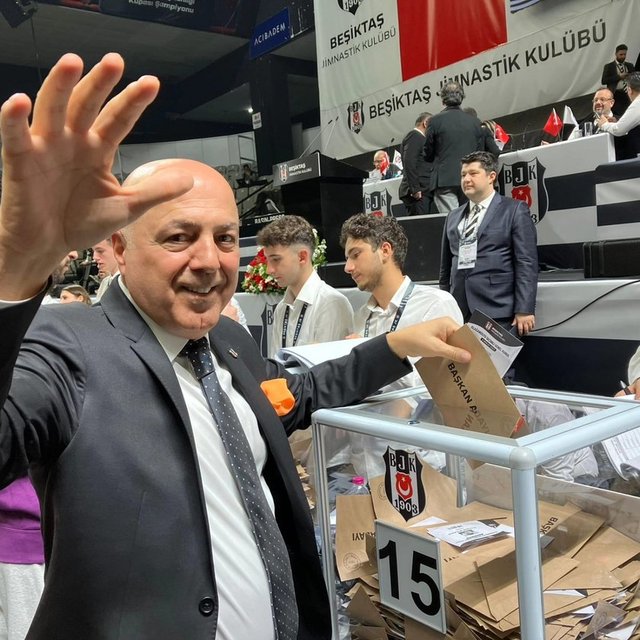 İPEKYOL YÖNETİM KURULU BAŞKANI YALÇIN AYAYDIN SANDIK BAŞINDA POZ VERDİ.