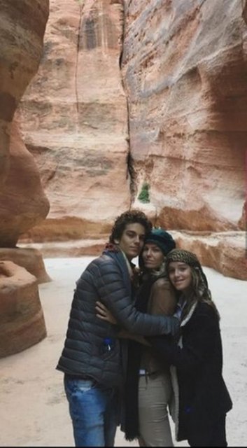 ALARA KOÇİBEY OĞLU RENÇ EMRE VE YASMİN PARİS İLE BİRLİKTE PETRA'DA POZ VERDİ.