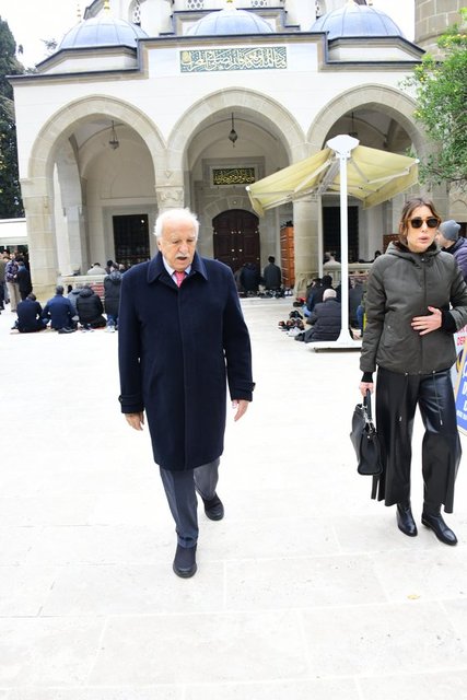 İŞ İNSANI HÜSNÜ ÖZYEĞİN GARAN AİLESİNE CENAZE TÖRENİNDE BAŞSAĞLIĞI DİLEDİ.