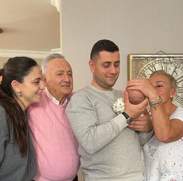 BEYHAN BENARDETE VE EŞİ ADİL BENARDETE TORUN SEVİÇLERİNİ BU KAREYLE DUYURDULAR.