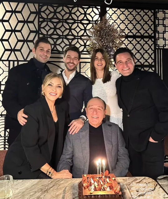 ARZU SABANCI EŞİ İŞ İNSANI ÖMER SABANCI'NIN YENİ YAŞINI OĞULLARI HACI, HAKAN, KERİM VE GELİNLERİ NAZLI SABANCI İLE BİR ARADA KUTLADI.