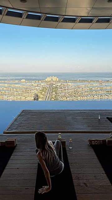 ASLIŞAH ALKOÇLAR DEMİRAĞ MANZARAYA KARŞI YOGA YAPTIĞI ANLARI YAYINLADI.