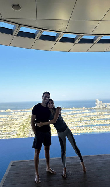 ASLIŞAH ALKOÇLAR VE EŞİ KAAN DEMİRAĞ DUBAİ'DEKİ YOGA DENEYİMLERİNİ SOSYAL MEDYA HESAPLARINDAN PAYLAŞTILAR.