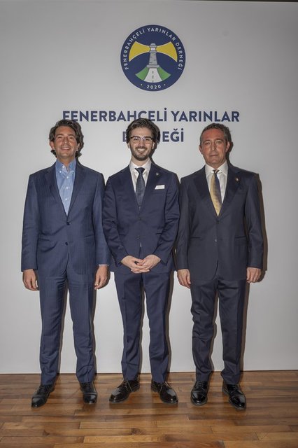 FENERBAHÇE SPOR KULÜBÜ BAŞKANI ALİ KOÇ, BURAK KIZILHAN VE EREN ALİ DİŞLİ İLE YENİ YIL DAVETİNDE BİR ARAYA GELDİ.
