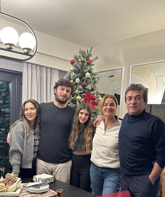 SÜLEYMAN VE AHU ORAKÇIOĞLU ÇİFTİ ORKAN ORAKÇIOĞLU'NUN YENİ YAŞINI AİLECE BİR ARAYA GELEREK KUTLADILAR.