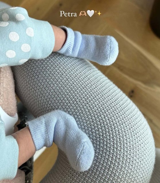 NİV VE ROMİNA GARİH ÇİFTİ KIZLARINA PETRA ADINI VERDİ.