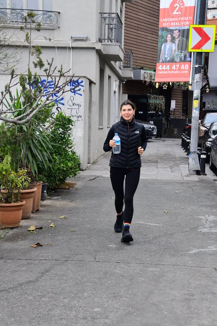 ZEYNEP ÜSTÜNEL, SABAH KOŞUYA ÇIKTIĞI BEBEK'TE OBJEKTİFLERİMİZE YANSIDI