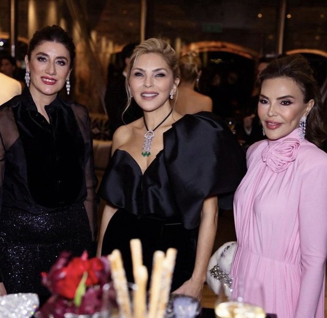 DİDEM KURDOĞLU, ARZU SABANCI VE FERYAL GÜLMAN DÜĞÜN TÖRENİNE KATILDI.