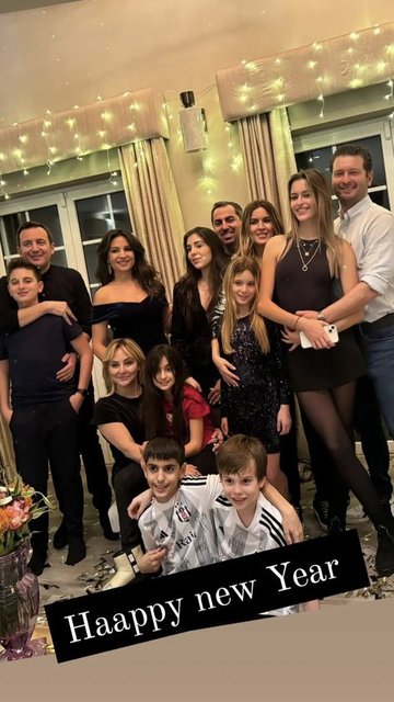 MELİSA VE MEHMET MUTLU ÇİFTİ AİLE DOSTLARIYLA BİRLİKTE YENİ YILA GİRDİ