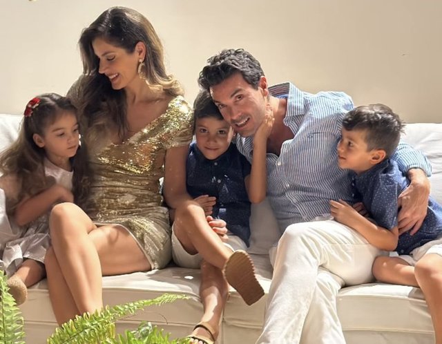 HAKAN VE EVELİZE KOSİF ÇİFTİ AİLECE YENİ YILI KUTLADI.