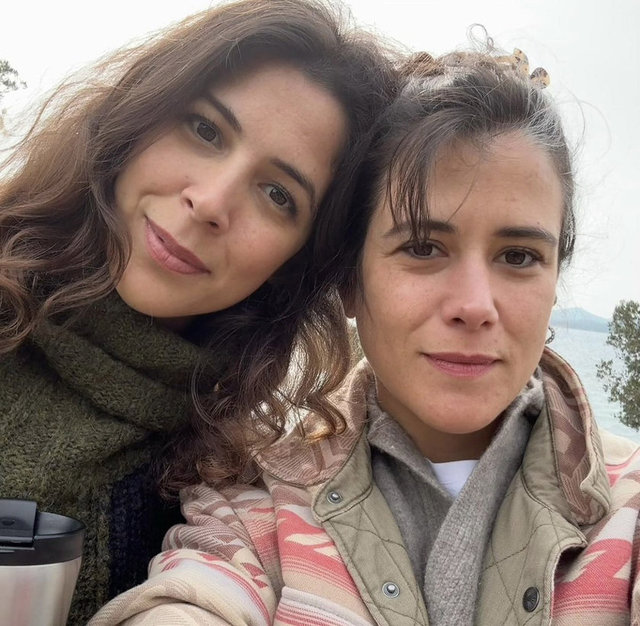 EMİNE BOYNER VE KIZ KARDEŞİ AYŞE BOYNER AYVALIK'TA BULUŞTU.