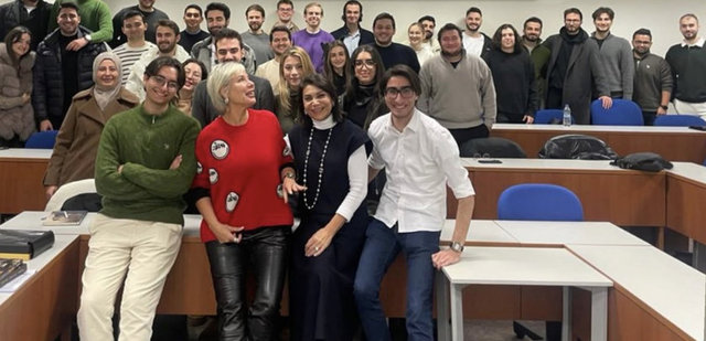 LEYLA ALATON ÜNİVERSİTE ÖĞRENCİLERİYLE BİR ARAYA GELEREK KONUŞMA YAPTI.