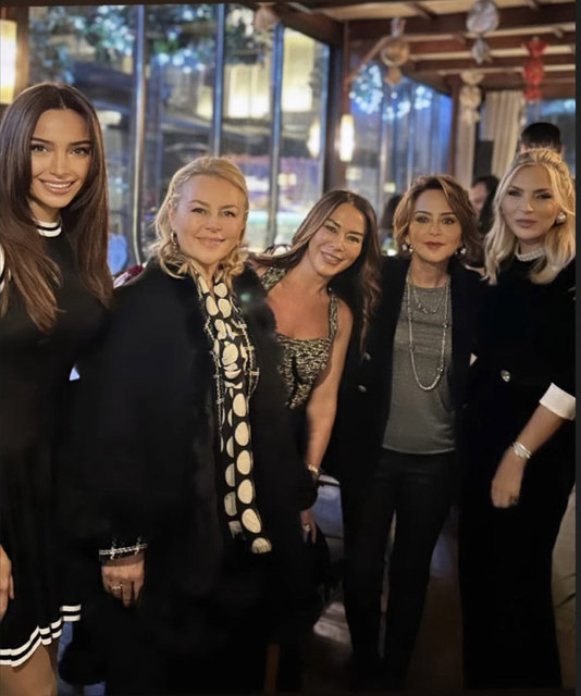DEMET SABANCI ÇETİNDOĞAN, MERVE ÇETİNDOĞAN, HAKAN, KERİM, ARZU SABANCI, EMİNE KAMIŞLI VE ASLIHAN KORUYAN AKŞAM YEMEĞİNDE BİR ARAYA GELDİLER.