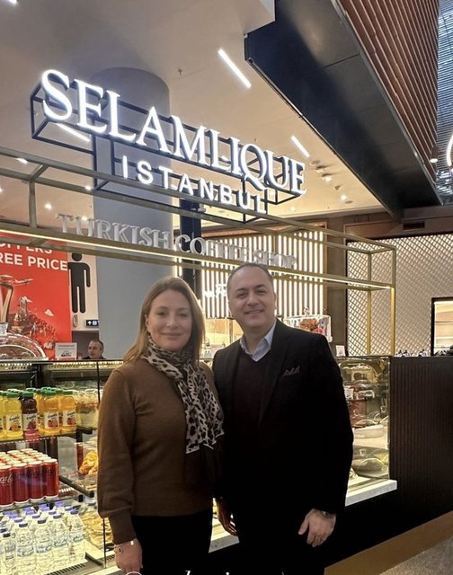 CAROLINE KOÇ YENİ MAĞAZASININ AÇILIŞINDA YER ALDI.
