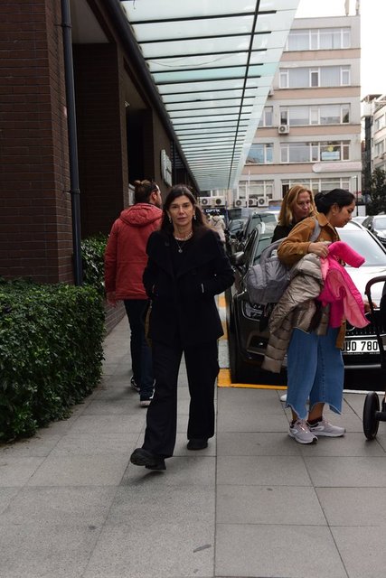 ZEYNEP ÜSTÜNEL YAKIN DOSTUNU ZİYARET ETTİ.