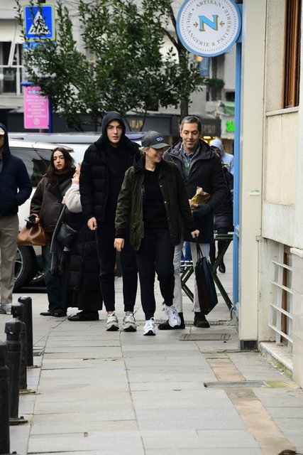 RAİF VE ESRA DİNÇKÖK OĞULLARIYLA BİRLİKTE BEBEK'TE DOLAŞTI.