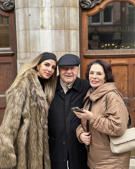 ASLIŞAH ALKOÇLAR DEMİRAĞ DEDESİ SELİM SOYDAN VE ANNEANNESİ HÜLYA KOÇYĞİT İLE LONDRA'YI GEZDİ.