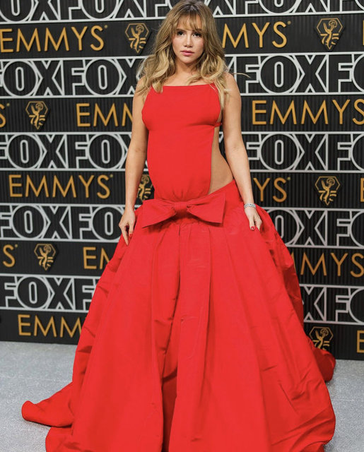 HAMİLE OYUNCU SUKI WATERHOUSE KIRMIZI ELBİSESİYLE GÖZ DOLDURDU.