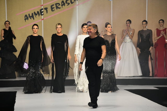 AHMET ERASLAN MANKENLERİYLE MİSAFİRLERİ SELAMLADI.