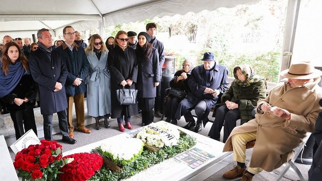 İŞ İNSANI MUSTAFA V. KOÇ MEZARI BAŞINDA AİLESİ VE SEVENLERİ TARAFINDAN ANILDI.