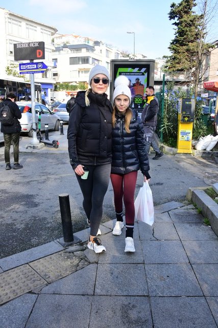 MELİS ÇİFTÇİ KIZIYLA BİRLİKTE CADDEDEYDİ...