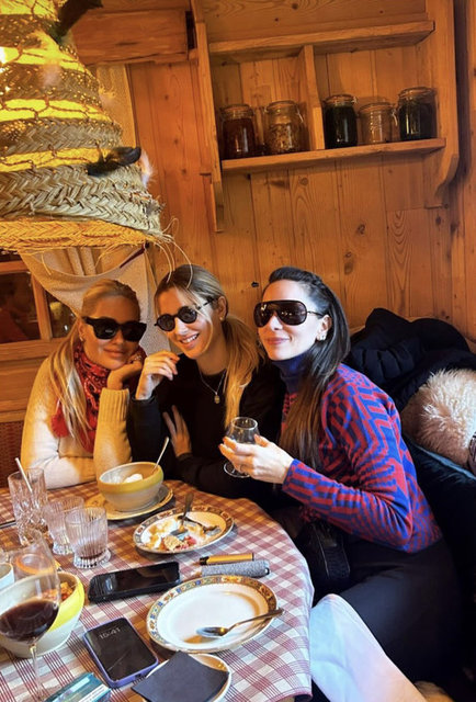 SANEM TEZMAN VE PINAR SABANCI TATİLDE BİR ARAYA GELDİLER.