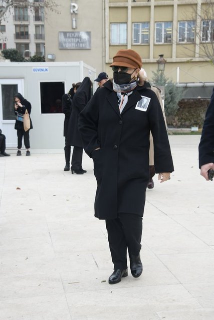 GÜLER SABANCI CENAZE TÖRENİNE KATILARAK ECZACIBAŞI VE ESENER AİLESİ'NİN ACISINA ORTAK OLDU.