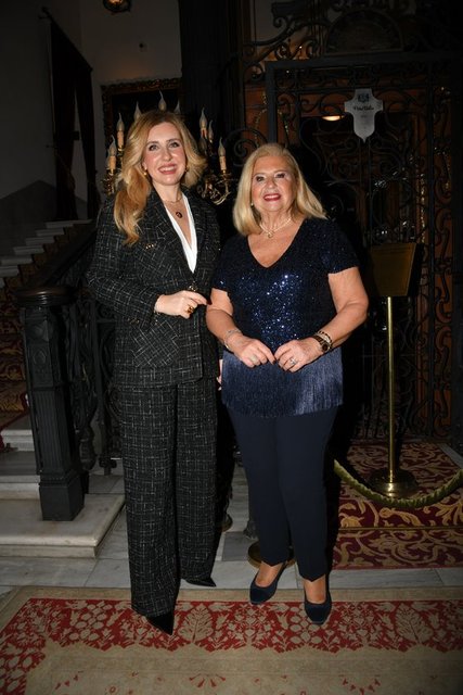 ÖZGE SANDER ANNESİ ŞULE ARGÜDER İLE DAVETE EV SAHİPLİĞİ YAPTILAR.