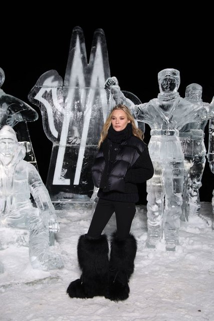 TOP MODEL KATE MOSS DEFİLE İÇİN PODTUMA ÇIKTI