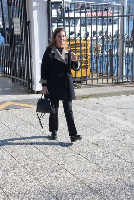 İŞ İNSANI OYA ECZACIBAŞI BEBEK'TE TEKNEDEN İNERKEN OBJEKTİFLERE YANSIDI.