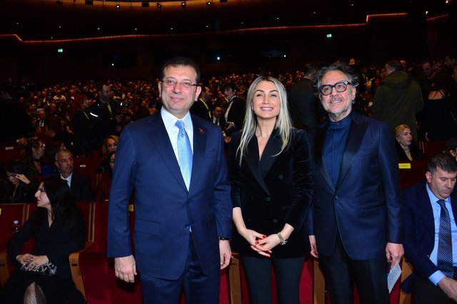 İSTANBUL BÜYÜKŞEHİR BELEDİYE BAŞKANI EKREM İMAMOĞLU VE EŞİ DİLEK İMAMOĞLU FİLMİN YAPIMCISI VE YÖNETMENİ ABDULLAH OĞUZ İLE BİRLİKTE FİLMİ İZLEDİLER.