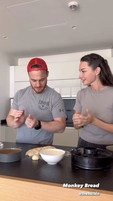 YASEMİN ÖZİLHAN YAKIN DOSTU KEREM BÜRSİN TAKİPÇİLERİNE MONKEY BREAD TARİFİ VERDİ.