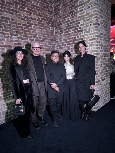 REFİK ANADOL İNGİLTERE'DE AÇTIĞI DÜNYANIN YANKILARI SERGİSİNİ AKBANK YÖNETİM KURULU BAŞKANI SUZAN SABANCI, SERPENTINE CEO'SU BETTINA KOREK, SERPENTINE SANAT DİREKTÖRÜ HANS-ULRICH OBRIST ZİYARET ETTİ.