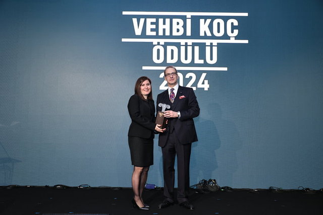ÖMER KOÇ ÖDÜLÜ VEHBİ KOÇ ÖDÜLÜ'NÜ SABİHİ, KADIN HEKİMLER EĞİTİME DESTEK VAKFI'NDAN DEMET ORHAN BAŞER'E VERDİ.