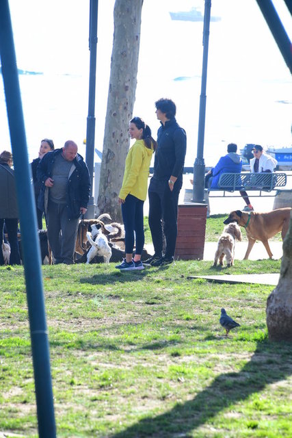 EDVINA SPONZA İLE İBRAHİM KUTLUAY,  KLASİK PAZAR GÜNÜ AKTİVİTESİ OLARAK BEBEK'TE KÖPEKLERİNİ GEZDİRDİLER.