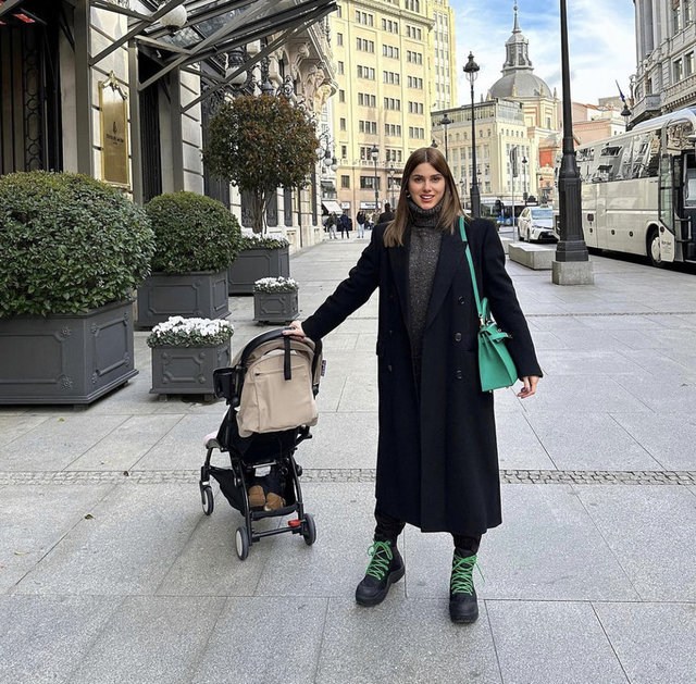NAZLI SABANCI KIZI ARZU ALARA İLE BİRLİKTE MADRİD SOKAKLARINDA DOLAŞTI.