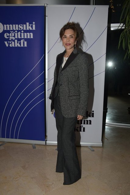 FERYAL GÜLMAN DERNEĞİN KONSERDE MÜZİK DİNLEDİ.