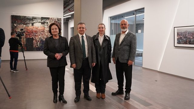 BERNA YILMAZ, PROF. DR. M. NECMETTİN ATSÜ, CEREN YILMAZ VE DENİZHAN ÖZER SERGİ DAVETİNDE BİR ARAYA GELDİLER.