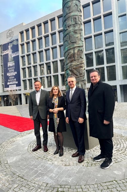 İŞ İNSANI BÜLENT ECZACIBAŞI, PROF. DR. HANDAN İNCİ ELÇİ, ÖMER ARAS, EMRE AROLAT SANAT ESERİYLE POZ VERDİLER.