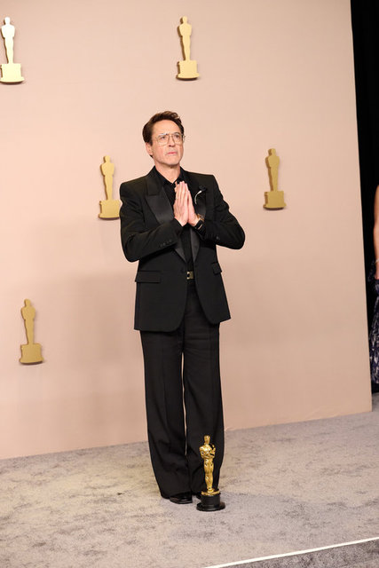 ROBERT DOWNEY EN İYİ YARDIMCI ERKEK OYUNCU OSCAR'ININ SAHİBİ OLDU.