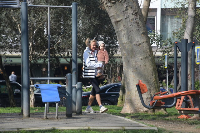 BETTINA MACHLER DAHA SONRA TORUNU İLE BEBEK PARKI'NDAYDI...