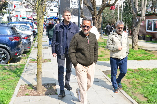 İŞ İNSANI ALİ SABANCI BEBEK'TE YÜRÜYÜŞ YAPARKEN OBJEKTİFLERE YANSIDI.